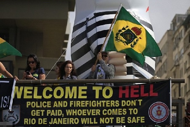 有游行人士拉起写上“欢迎来到地狱”的英语横额，告知游客来巴西并不安全。