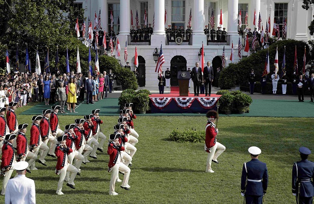 奥巴马（检阅台上，右）在白宫南草坪举行隆重仪式欢迎李显龙。-路透社-