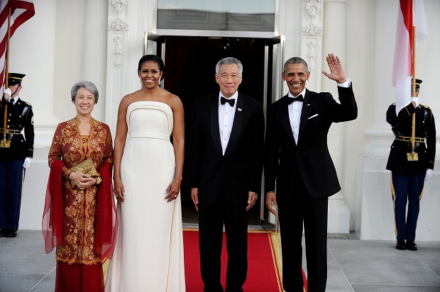 奥巴马（右）和夫人米歇尔（左2）当地时间周二晚，在白宫举行国宴招待李显龙（右2）和夫人何晶。-路透社-