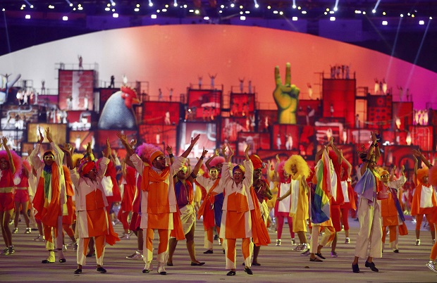 里约奥运会在马拉卡纳体育场举行开幕式，表演者在场中精采演出。-路透社-