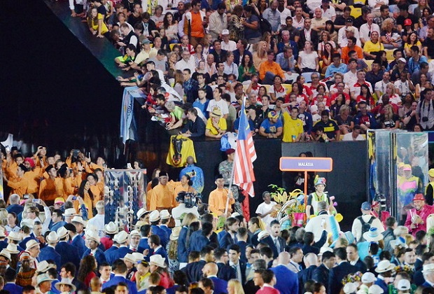里约奥运开幕式上，大马奥运代表团进入马拉卡纳球场，由我国羽球一哥拿督李宗伟担任旗手。-马新社-