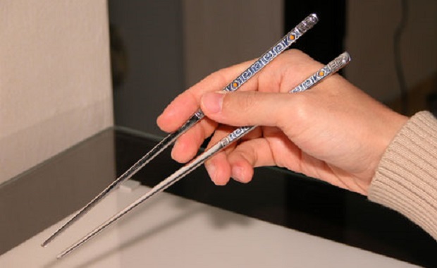 韩国人用的筷子是扁平的铁筷，没有训练过很难挟取食物。