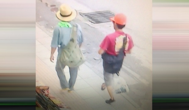 董里府当局发放闭路电视图片，两名嫌犯被拍到头戴帽子背着大袋出现。