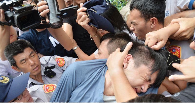 A university student from Macau went on trial at the Taipei District Court on Tuesday for allegedly abusing a stray cat to death last year. He was beaten by the protesters outside the court.