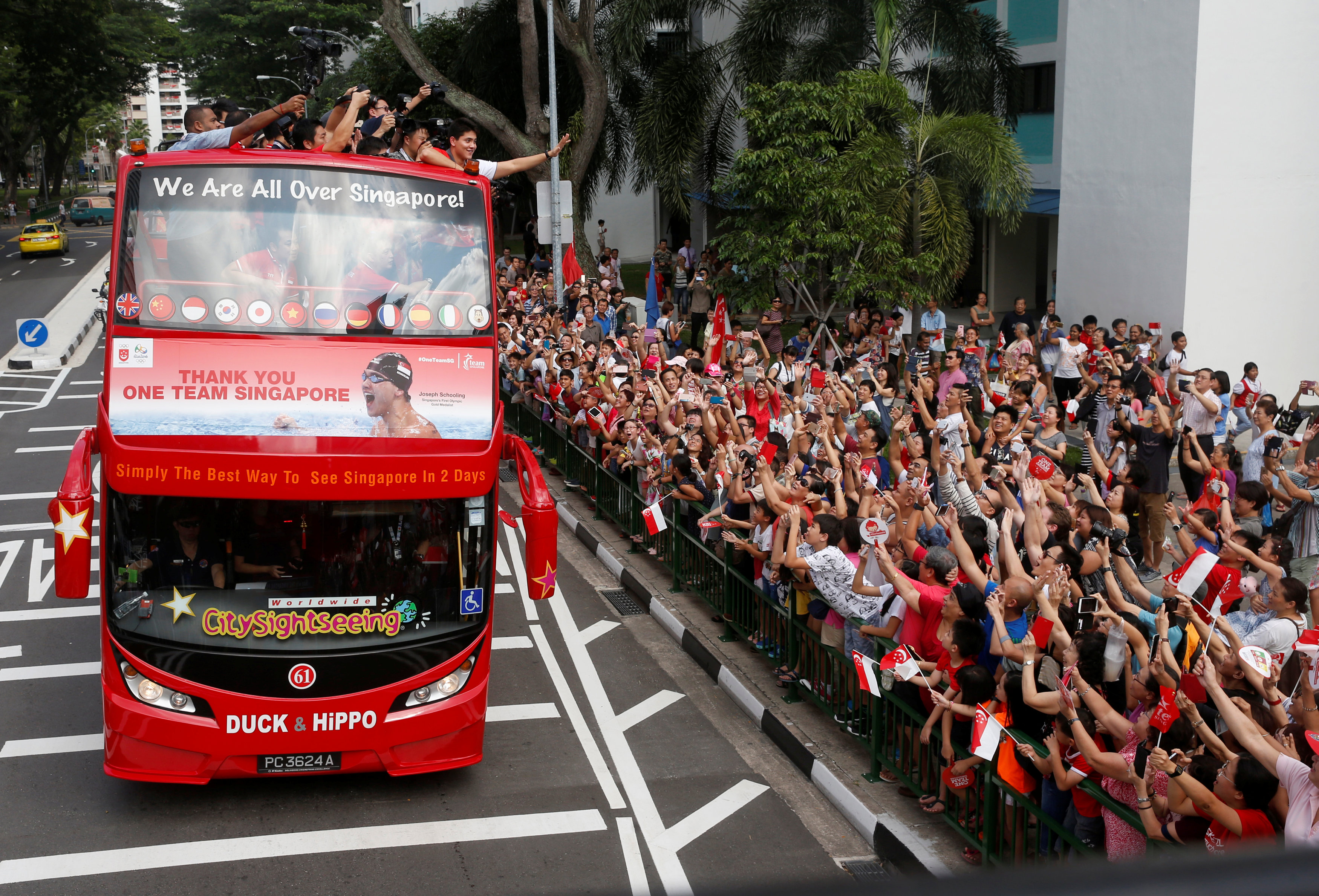 新加坡街头万人空巷，大家都想观看奥运金童约瑟林的风采。-路透社-