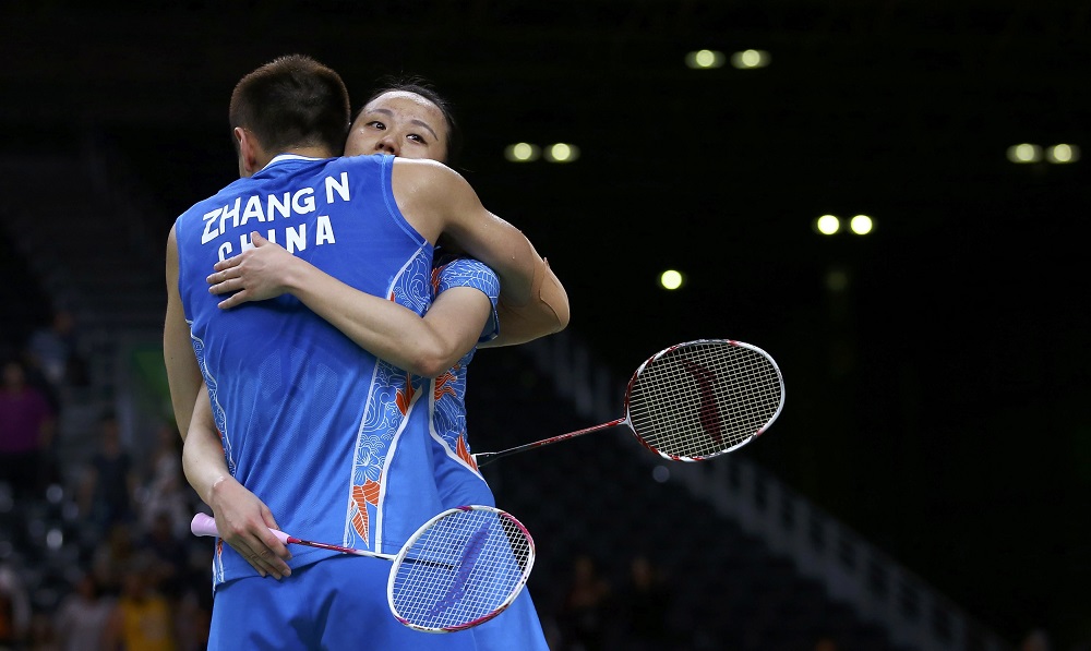 赵芸蕾和张楠在混双铜牌赛中打败另一组中国队友后，相拥庆祝。-路透社-