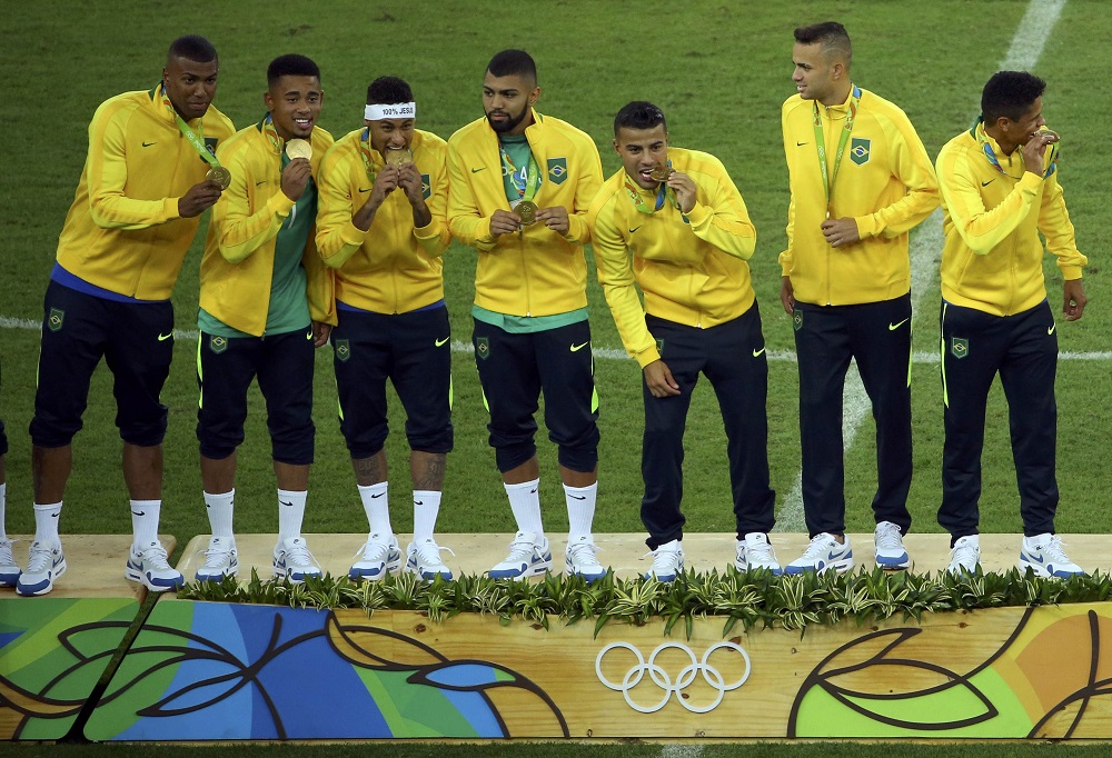 巴西队战胜德国，夺得史上首面奥运足球金牌。-路透社-