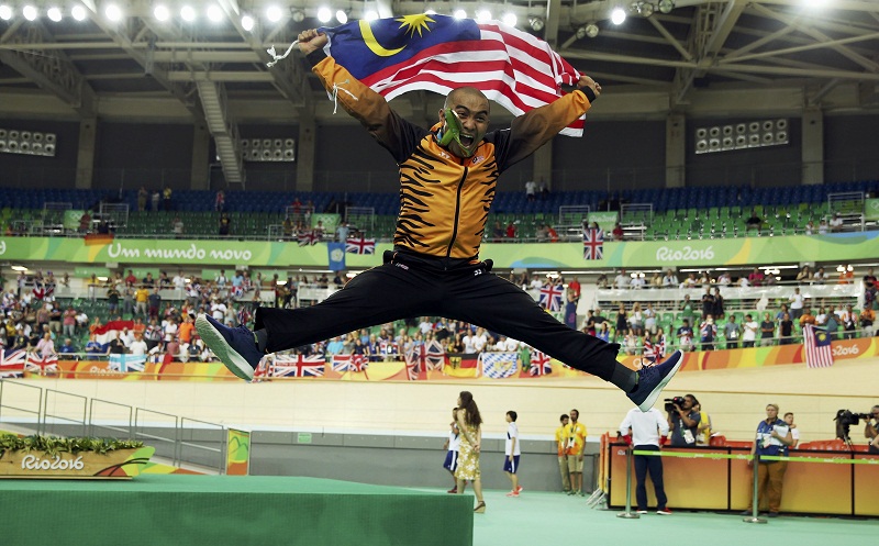 Azizulhasni Awang celebrates winning the bronze medal at the menu00e2u20acu2122s track cycling keirin, in Rio de Janeiro, Brazil Aug 16, 2016. u00e2u20acu201d Reuters pic