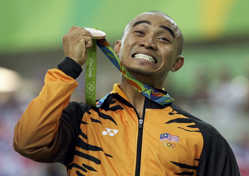 Azizulhasni Awang poses with his bronze medal during the menu00e2u20acu2122s keirin victory ceremony in Rio de Janeiro, Brazil Aug 16, 2016. u00e2u20acu201d Reuters pic