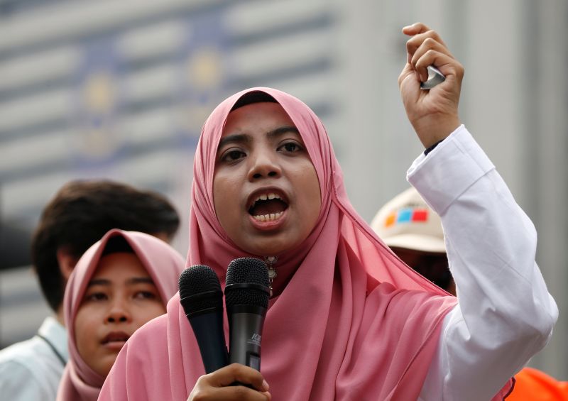Student activist Anis Syafiqah Md Yusof speaks to participants near Dataran Merdeka, during a march to call for the arrest of u00e2u20acu02dcMalaysian Official 1u00e2u20acu2122 in Kuala Lumpur, Malaysia August 27, 2016. u00e2u20acu2022 Reuters pic