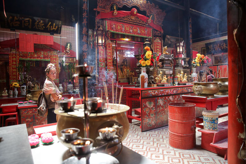 拉吉卡勿尔会充当导游的角色，向游客讲解仙四师爷庙的特色与历史。-Choo Choy May摄-