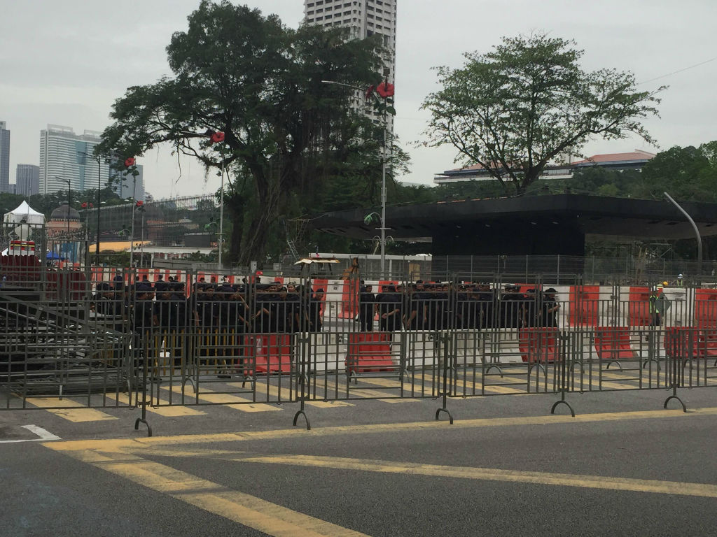 拉惹拉勿路衔接至独立广场的入口已有围栏筑起，闲人勿进。-M中文网kamles摄-