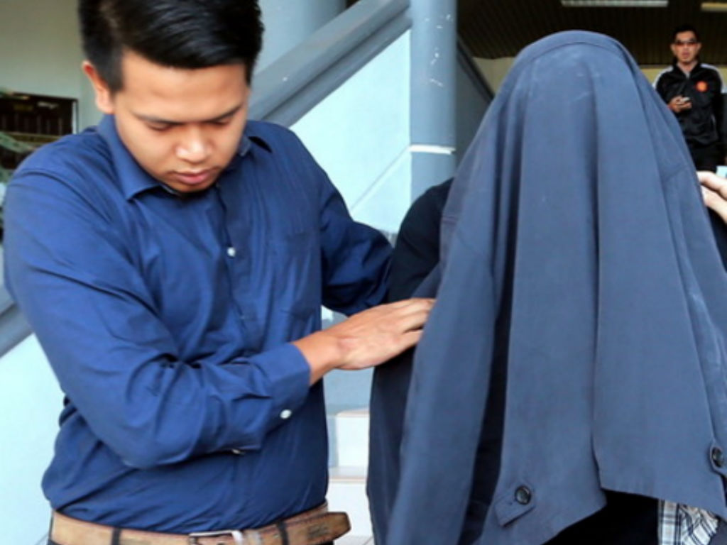 MELAKA, 25 Ogos -- Pegawai kanan jabatan kerajaan di Melaka bergelar 'Datuk' yang ditahan bagi membantu siasatan kes rasuah, dibawa oleh anggota Suruhanjaya Pencegahan Rasuah Malaysia (SPRM), selepas dibebaskan dengan jaminan RM300,000 tanpa cagaran oleh 