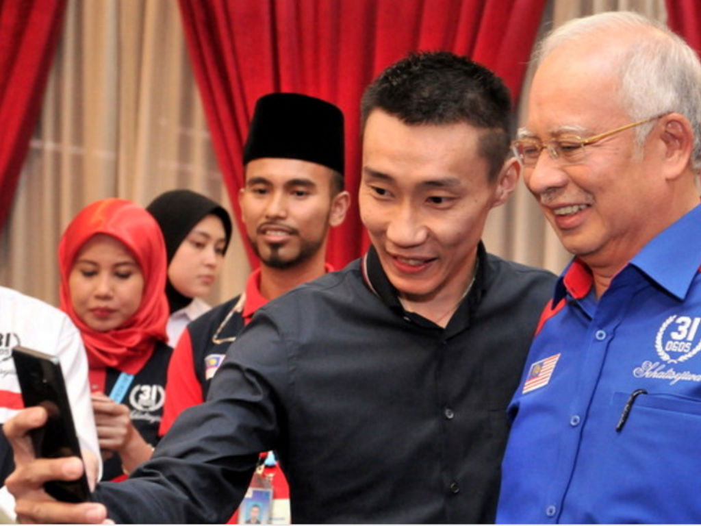 nKUALA LUMPUR, 30 Ogos -- Perdana Menteri Datuk Seri Najib Tun Razak (kanan) berselfie bersama jaguh badminton negara Datuk Lee Chong Wei semasa hadir pada majlis Amanat Hari Kebangsaan 2016 di Pusat Dagangan Dunia Putra (PWTC) hari ini.n--fotoBERNAMA (20