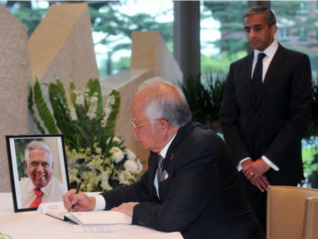 KUALA LUMPUR, 26 Ogos -- Perdana Menteri, Datuk Seri Najib Tun Razak menandatangani buku takziah bekas Presiden Singapura, S R Nathan di Suruhanjaya Tinggi Republik Singapura hari ini.nTurut kelihatan, Pesuruhjaya Tinggi Singapura ke Malaysia, Vanu Gopala