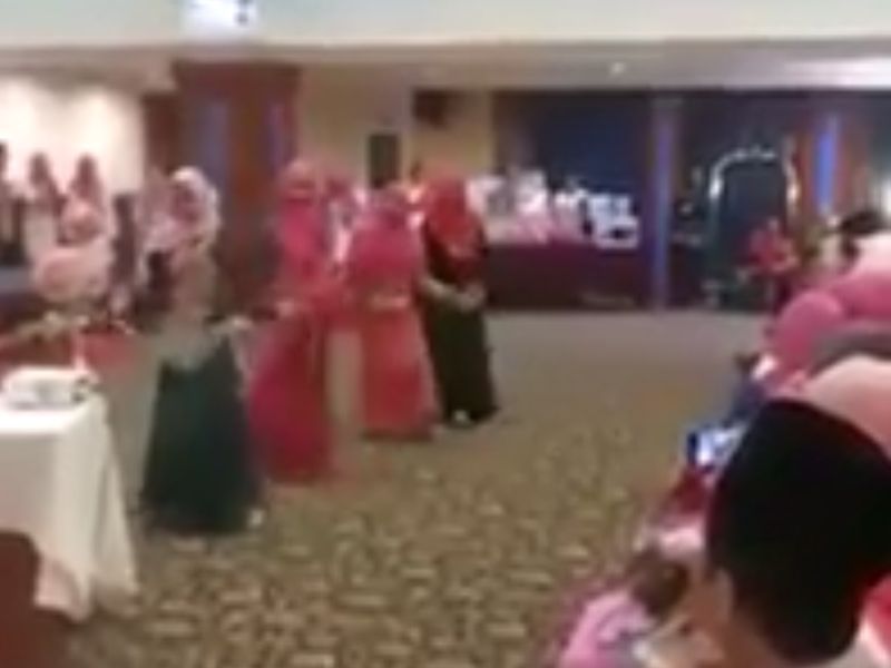 Paparan skrin video menunjukkan empat anggota Puteri Umno di Kota Baru mempersembahkan u00e2u20acu02dctarian geleku00e2u20acu2122 di majlis perasmian mesyuarat mereka, 4 Ogos 2016. 
