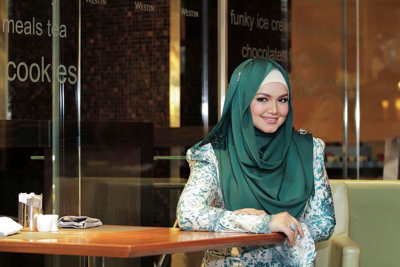 Siti Nurhaliza Tarudin didakwa menyanyi lagu ciplak daripada Rabbani. Rupa-rupanya lagu-lagu itu semuanya ciptaan komposer Pak Ngah. u00e2u20acu201d Foto oleh Yusof Mat Isa
