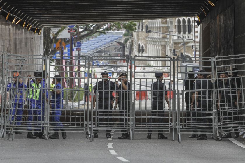 警方已严守把关国家清真寺通向独立广场处的隧道。-m中文网Yusuf摄-