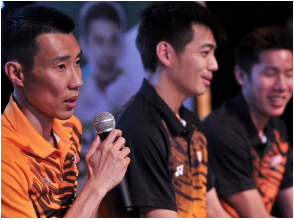 PETALING JAYA, 26 Ogos -- Jaguh badminton perseorangan negara, Datuk Lee Chong Wei (kiri) ketika menjawab pertanyaan media pada Majlis XOX Mobile meraikan #WiraMalaysia dan penyampaian imbuhan hari ini.nTurut bersama atlet beregu negara, Goh V Shem, Tan W