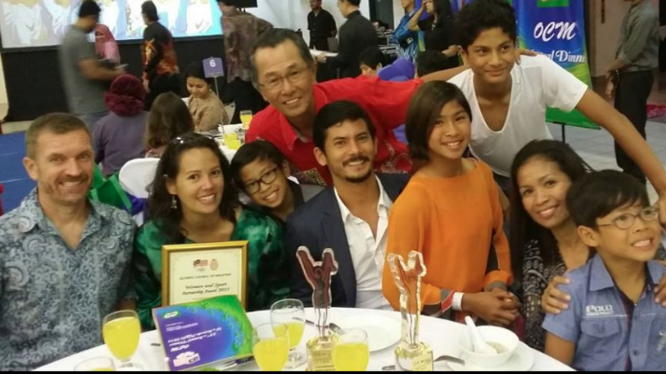 熊龙（中）与妹妹熊丽爱关系非常好，图为熊丽爱为90岁爷爷去年祝寿时的全家福。左起为熊丽凤夫妇，而红衣者熊英华身旁的少年，就是其孙子，也即是熊龙之子。-图取自熊英华脸书-