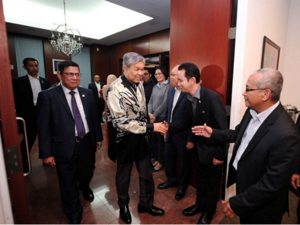 NEW YORK, 25 Ogos -- Timbalan Perdana Menteri Datuk Seri Dr Ahmad Zahid Hamidi bersalaman dengan tetamu yang hadir pada majlis makan malam bersama kakitangan Perwakilan Tetap Malaysia ke Pertubuhan Bangsa-Bangsa Bersatu (PBB) dan rakyat Malaysia di Ibu Pe