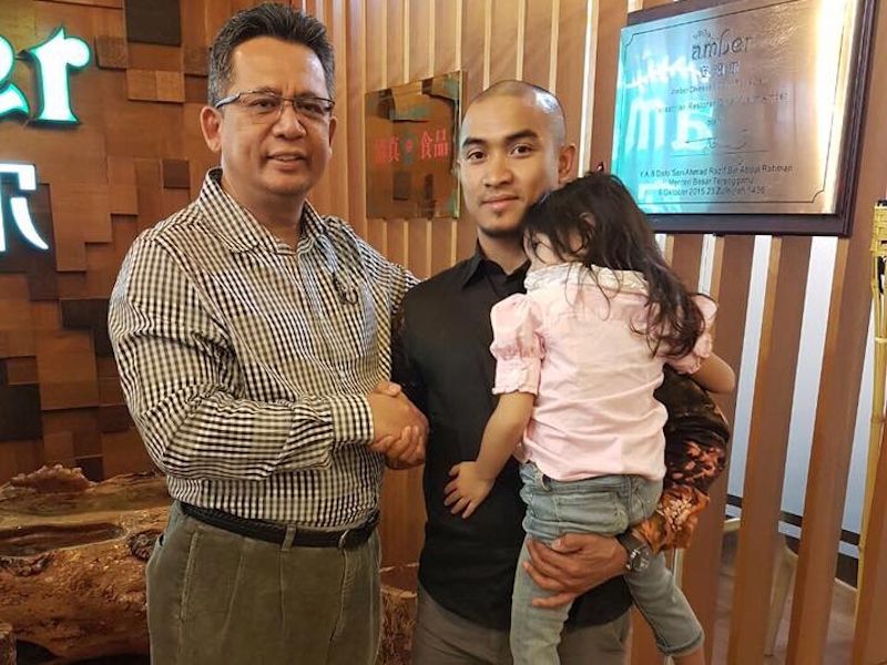 Ahmad Razif Abd Rahman (kiri) makan malam bersama Azizulhasni Awang malam tadi. u00e2u20acu2022 Foto ihsan Facebook/Ahmad Razif