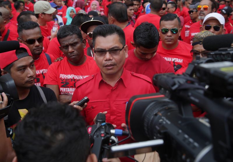 Datuk Jamal Yunos speaking to the media at a gathering outside PWTC in Kuala Lumpur August 28, 2016. 