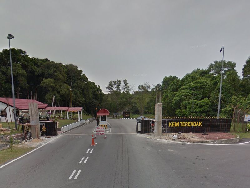 Sekumpulan monyet telah menyerang seorang posmen di Kem Terendak dan melarikan dokumen sulit. u00e2u20acu201d Paparan skrin Google 