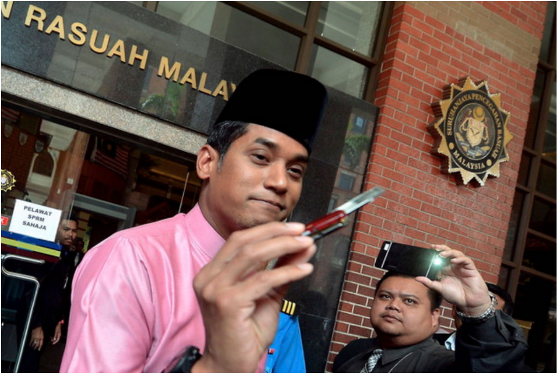 nu00e2u20acu00a8PUTRAJAYA, 2 Sept -- Menteri Belia dan Sukan Khairy Jamaluddin menunjukkan pemacu pena atau 'pendrive' kontroversi yang didakwa mengandungi pelbagai maklumat berhubung ketirisan dan salah laku Persatuan Bolasepak Malaysia (FAM) sebelum menyerahkannya 