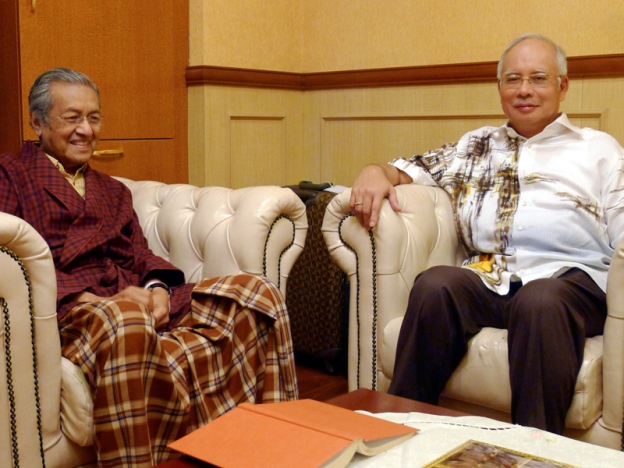社交网广传纳吉（右）在2013年探访马哈迪的照片。