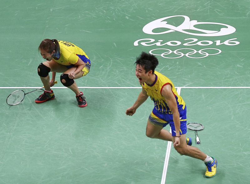 Malaysiau00e2u20acu2122s Peng Soon Chan and Liu Ying Goh celebrate winning their match against Chinau00e2u20acu2122s Xu Chen and Ma Jin in the badminton mixed doubles semifinals in Rio de Janeiro, Brazil, August 16, 2016. u00e2u20acu2022 Reuters pic