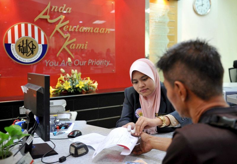 A contributor of the Employees Provident Fund changing the conventional EPF savings to Shariah compliance savings at the Bukit Tinggi EPF office August 8, 2016. Bernama pic