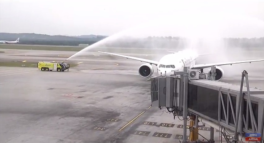 里约奥运代表团所乘坐的客机抵达机场，获得喷水仪式的欢迎。-图截自视频-