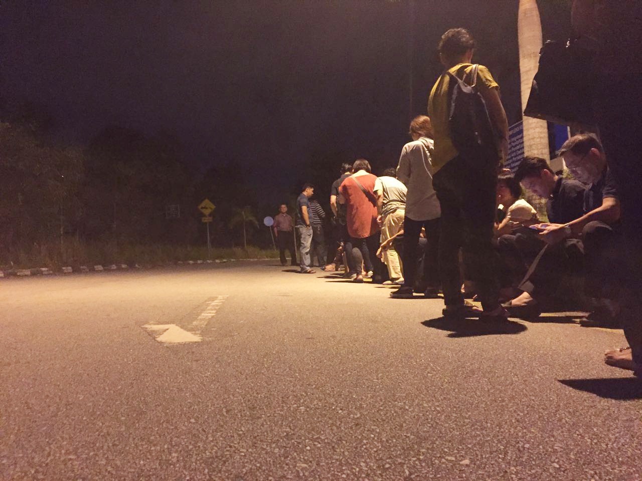 民众被迫牺牲睡眠、忍受冷风、蚊虫叮咬，在夜里排队。-图取自Malaysian Digest-