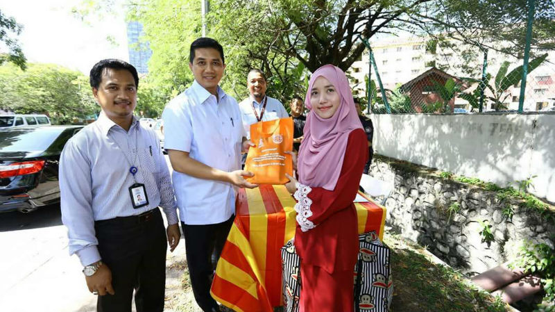 Dato' MB Selangor ketika kunjungan mesra beliau ke gerai Nasi Lemak Anak Dara milik Siti Hajjar Ahmad di Shah Alam, pagi tadi. 