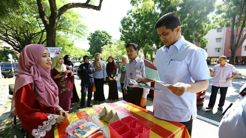 Dato' MB Selangor ketika kunjungan mesra beliau ke gerai Nasi Lemak Anak Dara milik Siti Hajjar Ahmad di Shah Alam, pagi tadi. 