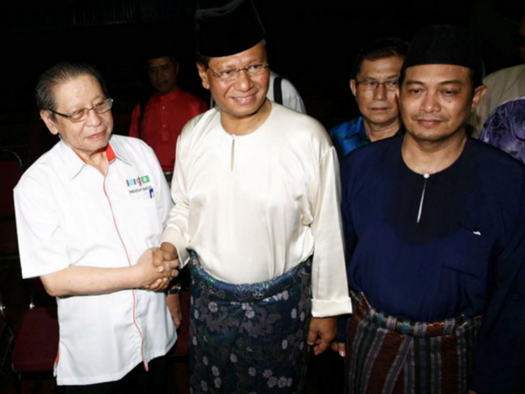 JOHOR BAHARU, 20 April -- Calon Barisan Nasional Johor Datuk Abdul Ghani Othman bersalaman dengan pencabarnya dari DAP, Lim Kit Siang bagi kerusi Parlimen P162 Gelang Patah ketika kedua-duanya hadir pada penamaan calon di Dewan Serbaguna Skudai, Johor Bah