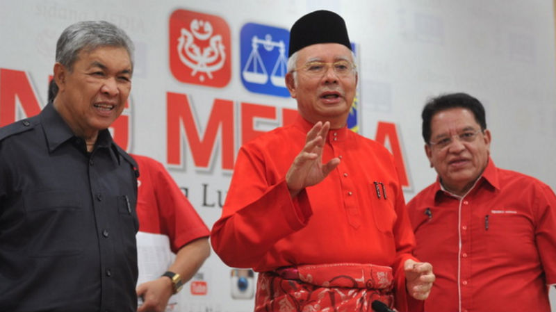 KUALA LUMPUR, 30 Sept -- Perdana Menteri Datuk Seri Najib Tun Razak (tengah) dan Timbalannya Datuk Seri Dr Ahmad Zahid Hamidi (kiri) pada sidang media selepasnmempengerusikan Mesyuarat Majlis Tertinggi UMNO di Pusat Dagangan Dunia Putra (PWTC) hari ini.nT