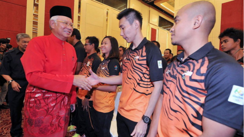 KUALA LUMPUR, 30 Sept -- Perdana Menteri Datuk Seri Najib Tun Razak beramah mesra bersama para atlet Olimpik dan Paralimpik pada majlis penghargaan wira dan wirawati Olimpik dan Paralimpik Rio 2016 di Dewan Tun Hussein Onn, Pusat Dagangan Dunia Putra hari