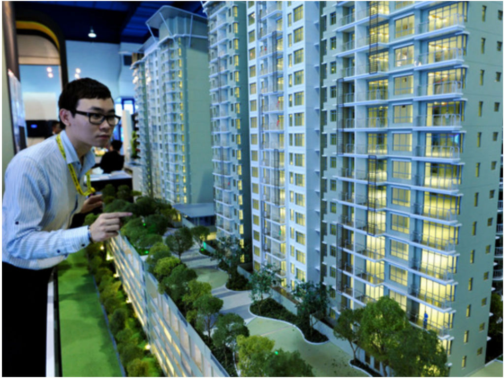 KUALA LUMPUR, 2 Mac -- Eksekutif Pemasaran Kumpulan BHL, Terence Tea bersama model apartment mewah Palace Court Jalan Kuchai Lama yang sedang dalam pembinaan di pameran Hartanah MAPEX 2012 di Mid Valley Convention Center di sini hari ini.nnProjek bernilai