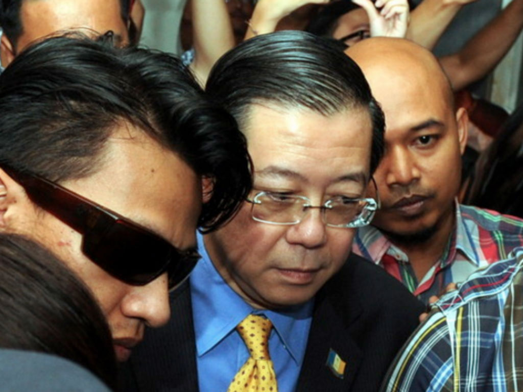 GEORGE TOWN, 29 Jun -- Ketua Menteri Pulau Pinang, Lim Guan Eng kelihatan tenang ketika ditahan Suruhanjaya Pencegahan Rasuah Malaysia (SPRM) di pejabatnya di Kompleks Tun Abdul Razak (KOMTAR) kira-kira 6.30 petang tadi.n--fotoBERNAMA (2016) HAK CIPTA TER