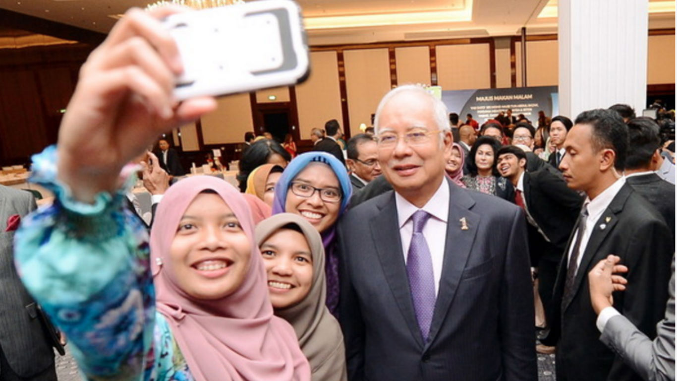 BERLIN, 28 Sept -- Perdana Menteri Datuk Seri Najib Tun Razak dan isteri Datin Seri Rosmah Mansor meluangkan masa beramah mesra dan bergambar dengan para pelajar Malaysia pada majlis makan malam bersama warga Malaysia di Jerman anjuran Kedutaan Besar Mala