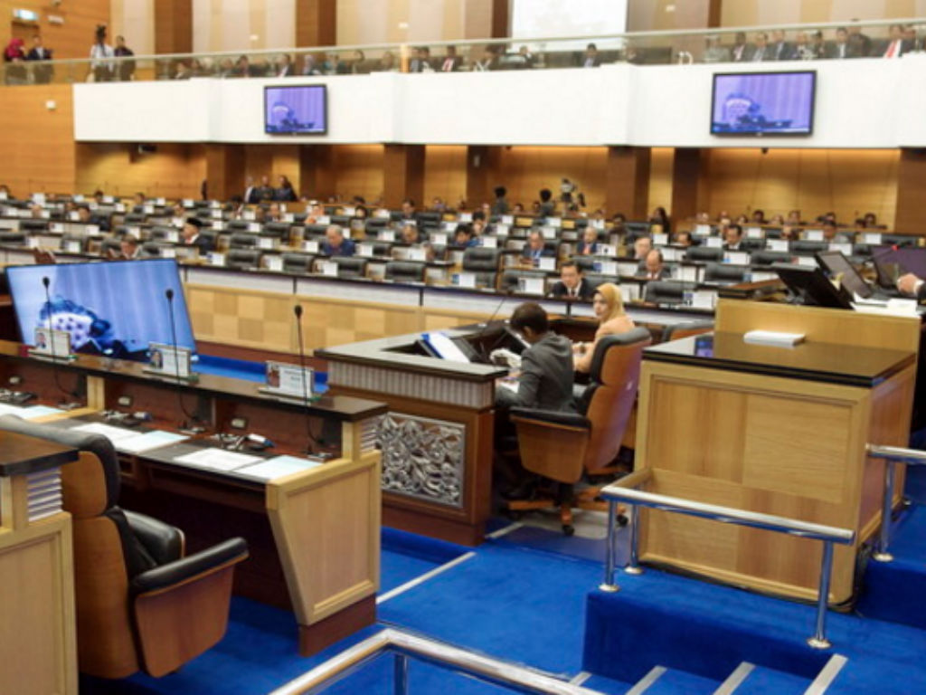nKUALA LUMPUR, 19 Sept -- Yang Dipertua Dewan Rakyat Tan Sri Pandikar Amin Mulia (tengah) berucap pada sesi taklimat dan simulasi mengenai Waktu Pertanyaan-Pertanyaan Menteri kepada Ahli Dewan Rakyat di Dewan Rakyat hari ini. nWaktu Pertanyaan-Pertanyaan 