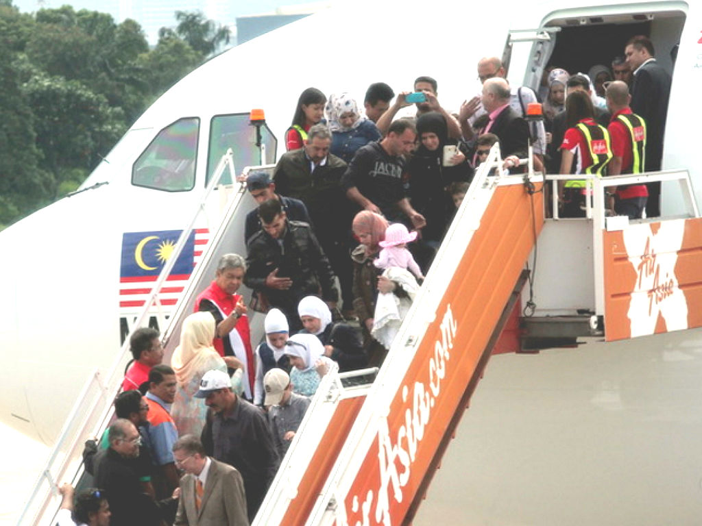 SUBANG, 28 Mei -- Timbalan Perdana Menteri Datuk Seri Dr Ahmad Zahid Hamidi menyambut ketibaan kumpulan kedua migran Syria seramai 68 orang daripada 18 keluarga di Pangkalan Tentera Udara Diraja Malaysia (TUDM) Subang hari ini.nn--fotoBERNAMA (2016) HAK C