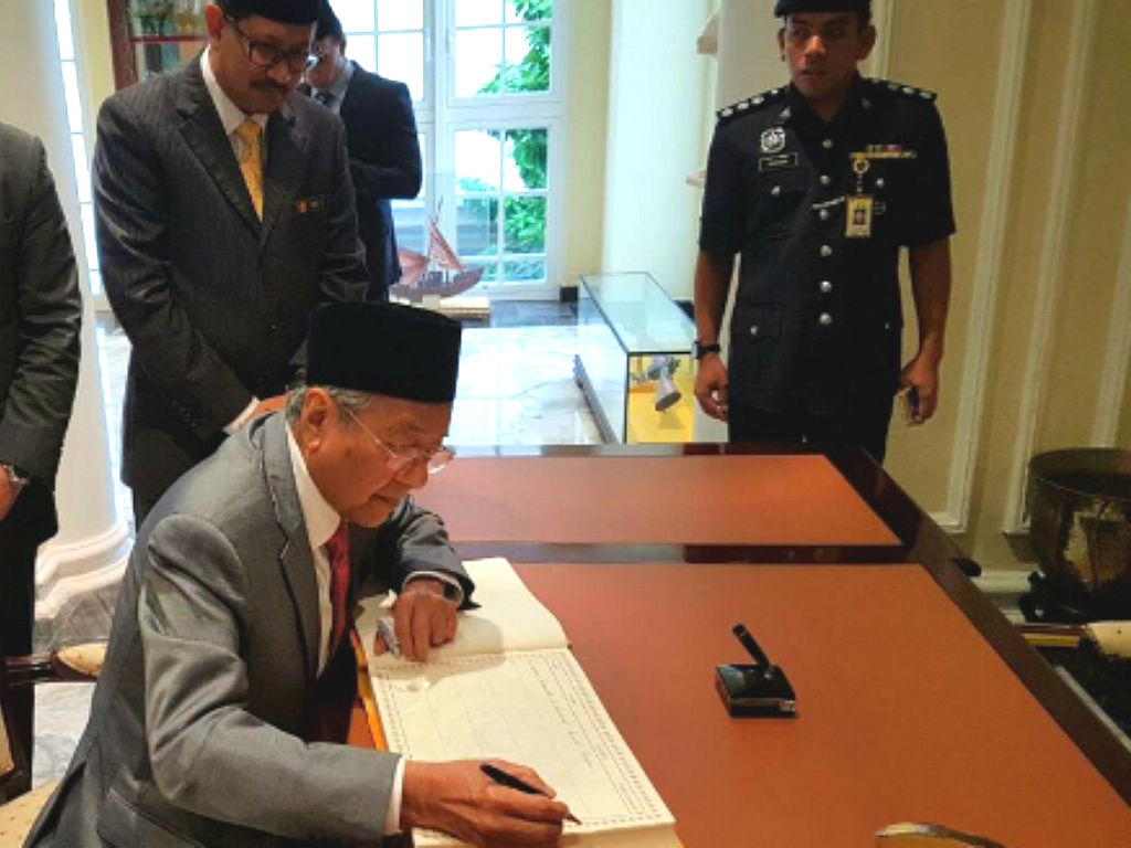 Tun M menghadap Agong lebih sejam, serah Deklarasi Rakyat http://www.themalaysianmirror.com/tun-m-menghadap-agong-lebih-sejam-serah-deklarasi-rakyat/#.V9ts0UN3Fw4.twitter