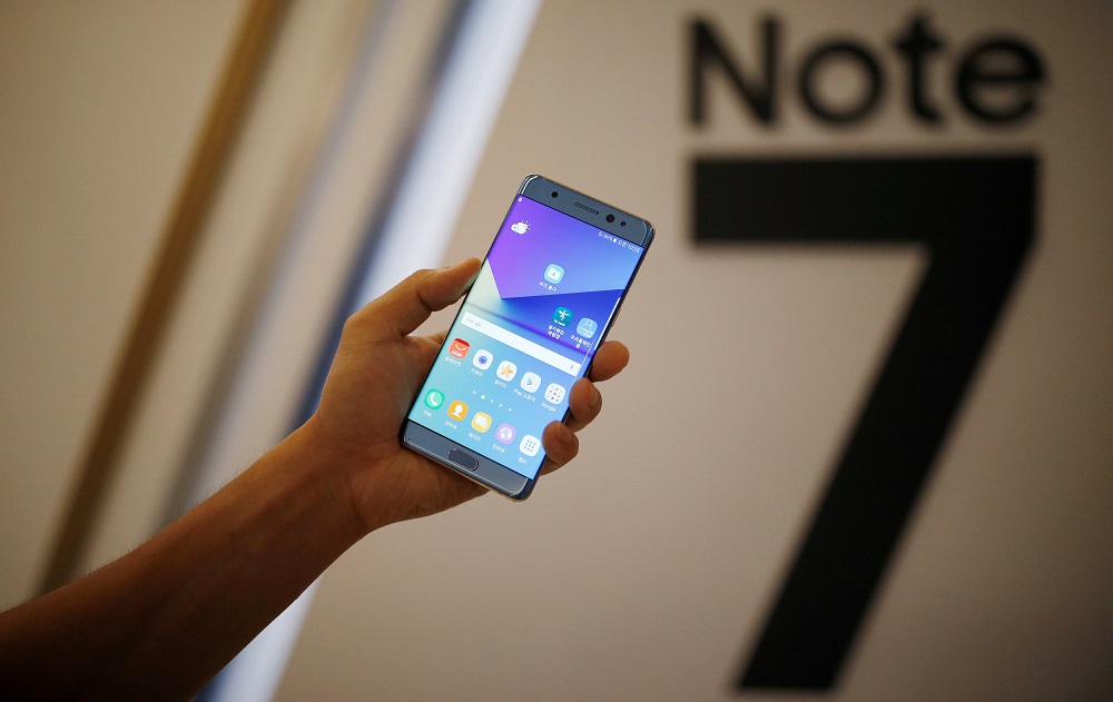 A model poses for photographs with a Galaxy Note 7 new smartphone during its launching ceremony in Seoul, South Korea, August 11, 2016. REUTERS/Kim Hong-Ji/File Photo