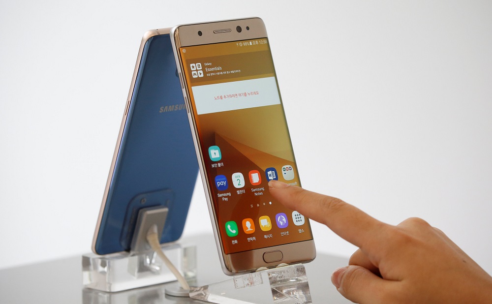 An employee uses the Samsung Electronics' Galaxy Note 7 new smartphone in Seoul September 3, 2016. u00e2u20acu2022 Reuters pic