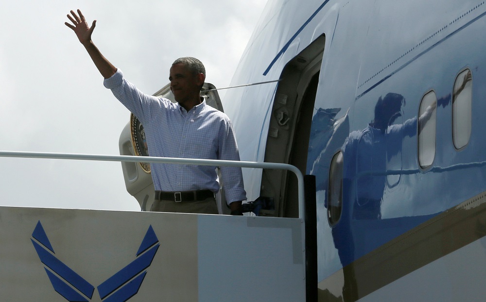 U.S. President Barack Obama boards Air Force One to depart for the G20 summit in China, from Joint Base Pearl Harbor-Hickam, Hawaii, U.S. September 2, 2016. REUTERS/Jonathan Ernst