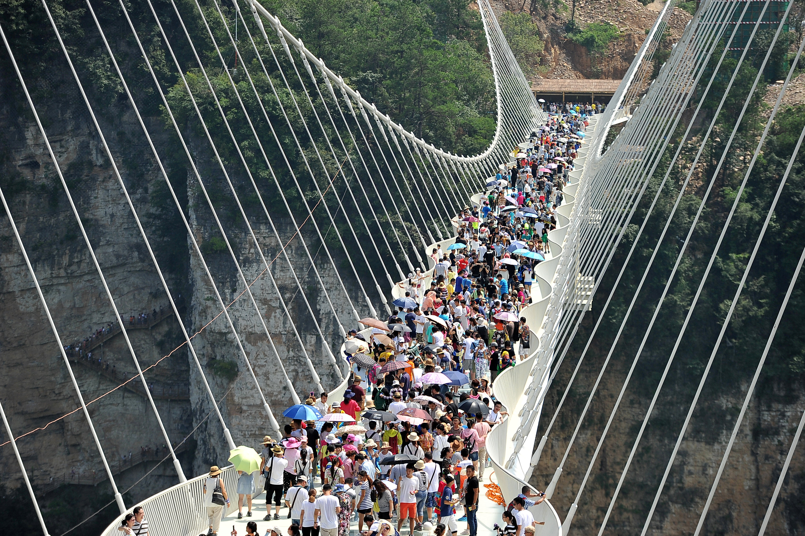 该玻璃桥每日的接客上限为8000人。-路透社-