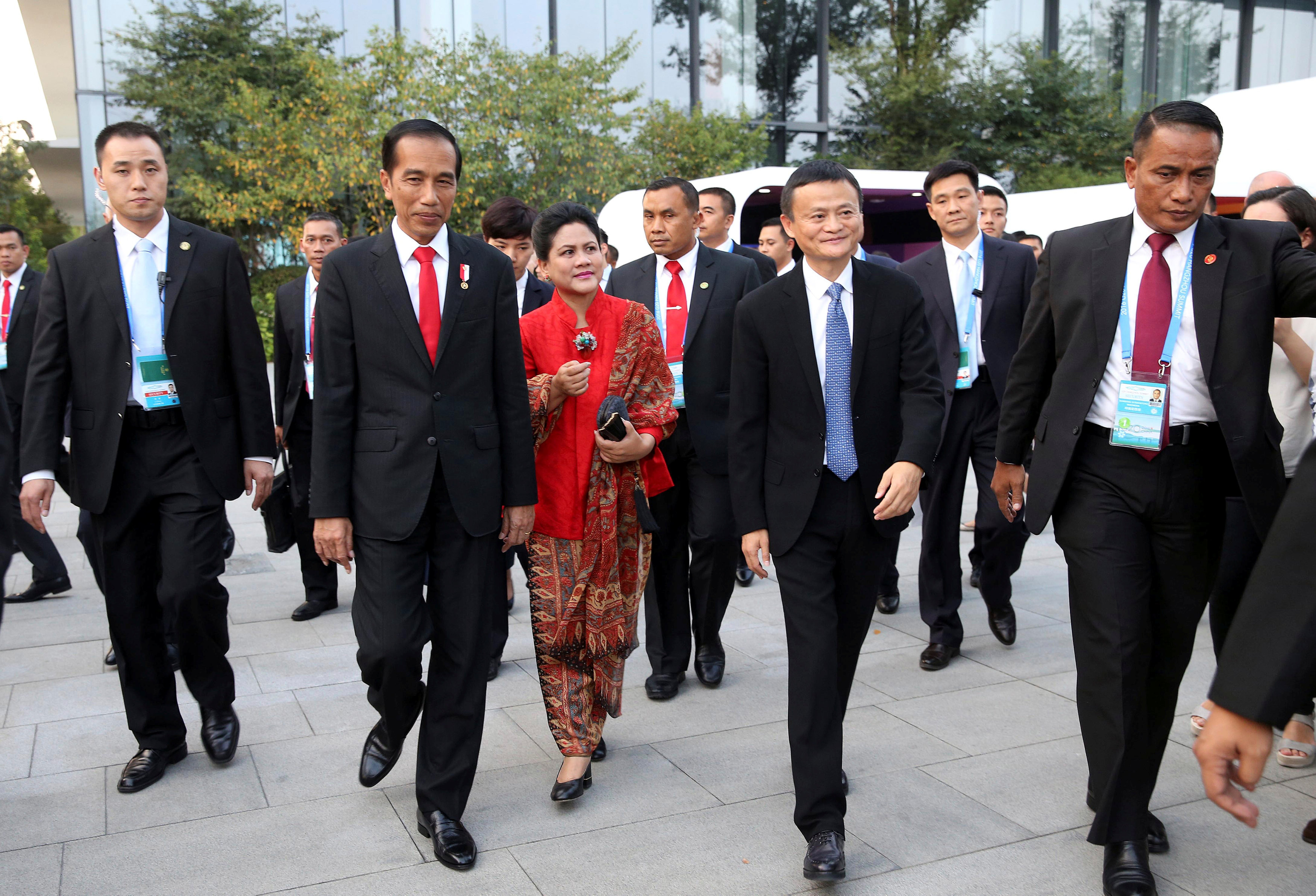 Indonesian President Joko Widodo (L), and first lady Iriana Widodo (2nd L) walk with Alibaba Group's Chairman and Chief Executive Jack Ma (C) at the company's Xixi Campus in Hangzhou, Zhejiang Province, China, September 2, 2016. Picture taken September 2,